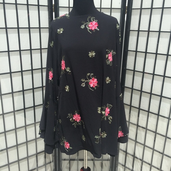 Neiman Marcus Tops - XL Neiman Marcus Embroidered Bell Sleeve Blouse